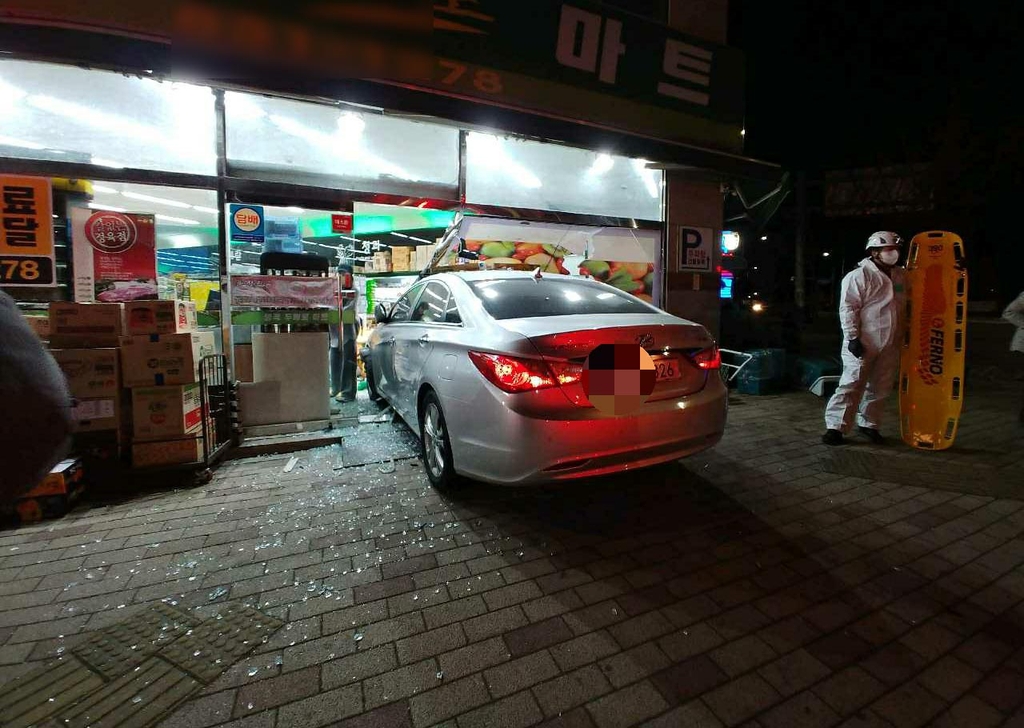 충돌사고 낸 승용차, 상점 출입문에 '쾅'…2명 부상