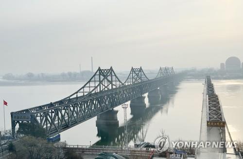 북 화물열차 1년반 만에 운행 재개…북중 국경 봉쇄 풀리나