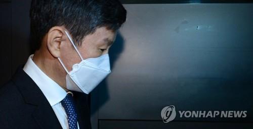 사고 6일 만에 현산 회장서 물러난 정몽규…사태수습엔 역부족 지적(종합)