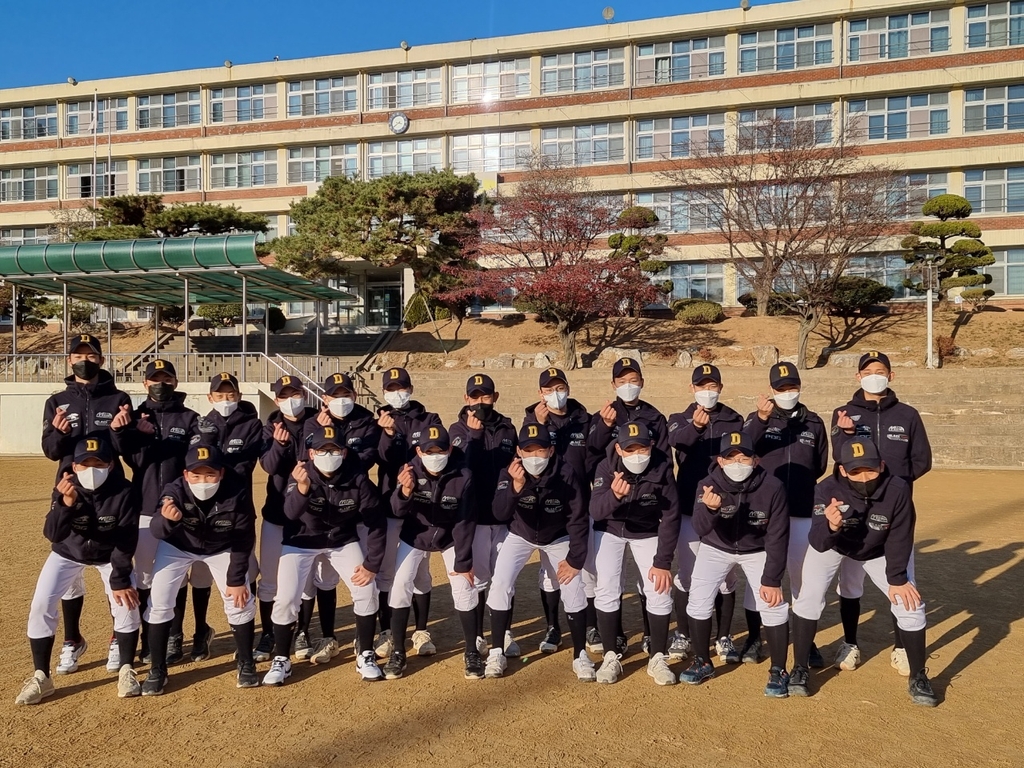 '기부 천사' 추신수, 인천 야구 유망주에 보온점퍼 468벌 전달