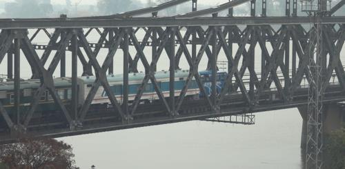 중국 정부 '재개' 확인 속 사흘째 북한 화물열차 단둥 도착