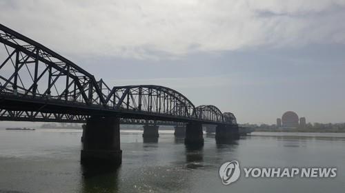 중국 정부 '재개' 확인 속 사흘째 북한 화물열차 단둥 도착