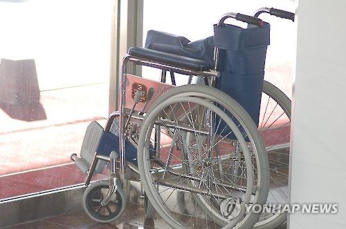 휠체어서 떨어져 다친 노인 방치…간호조무사 벌금형