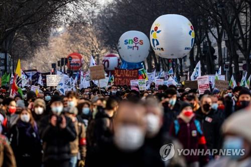 프랑스 교육장관, 휴가지에서 학교 방역수칙 발표했다가 뭇매