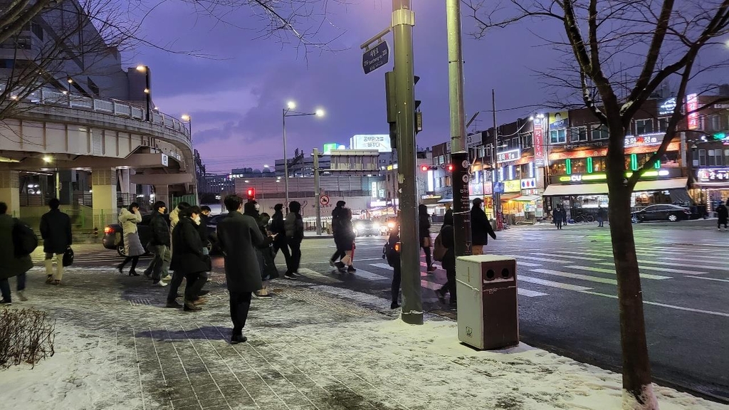 함박눈 그치자 빙판 된 퇴근길…자칫 넘어질라 거북이걸음(종합)