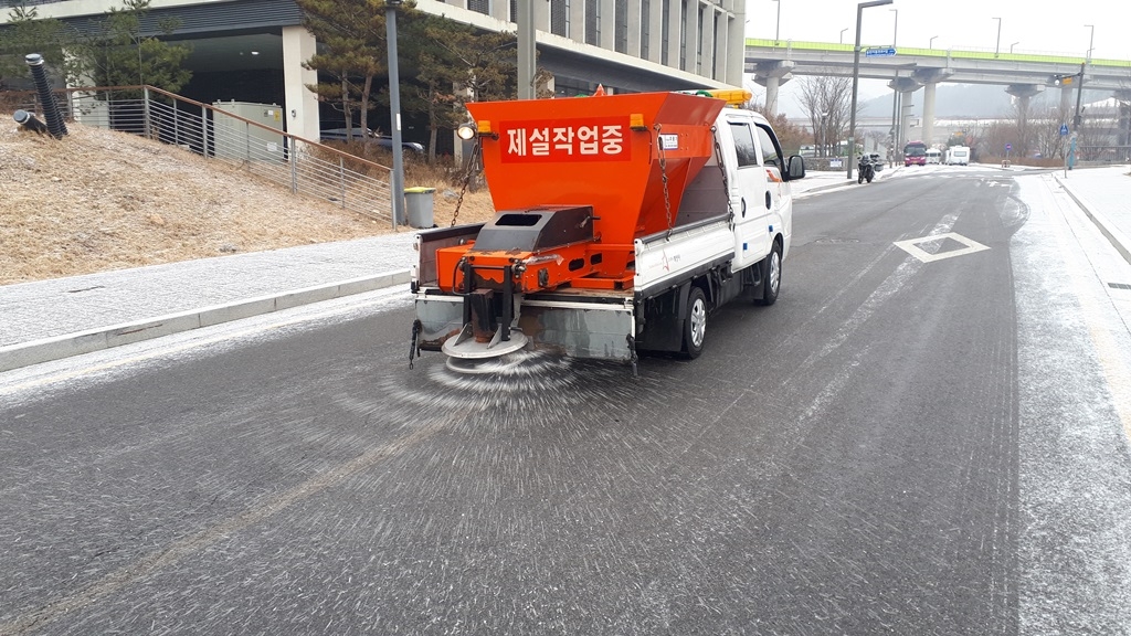 경기지역 곳곳에 함박눈…"퇴근길 교통안전 유의"(종합)