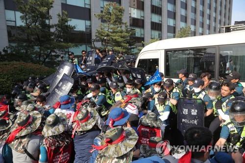 [고침] 사회('폭력집회 주도' 금속노조 전 간부들 1심 징…)