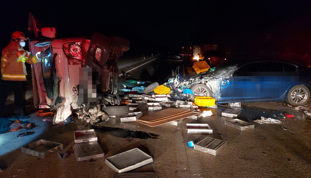 동해고속도로서 차량 3대 추돌…1명 사망·2명 부상