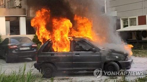 아산서 승용차가 전신주 들이받은 뒤 화재…2명 숨져