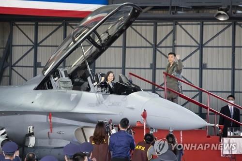 美, 최신 F-16 전투기 대만 조기 인도 검토…"中위협 대만 요청"