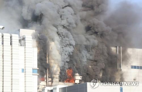 청주 에코프로비엠 공장화재 현장 감식…"유증기 폭발 가능성"