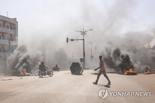 부르키나파소 군사반란 속 여당 "대통령 암살기도 살아남아"(종합)