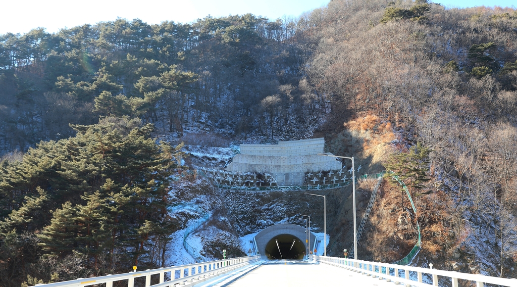 '육지 속 섬마을' 49년 만에 터널 뚫렸다…원통교도 4차로 확장