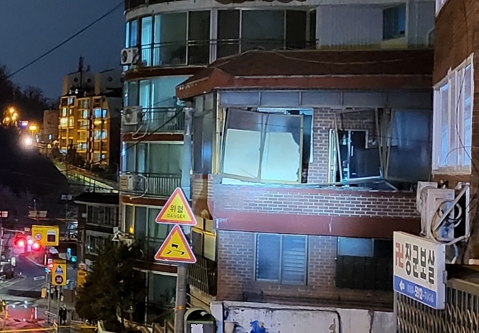 금천구서 빌라 발코니 붕괴 조짐…주민 10여명 대피