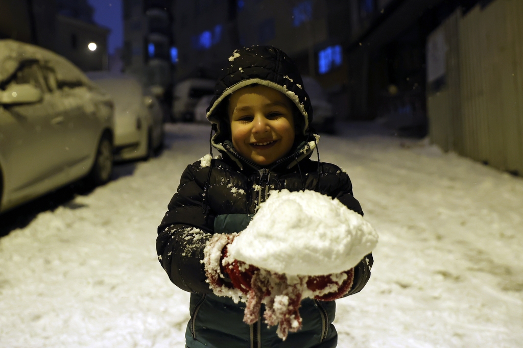 [월드&포토] 비닐 썰매 '씽씽'…이스탄불의 눈 오는 날