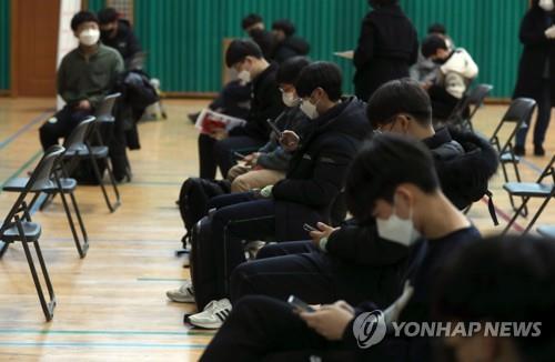 "2만명 된다는데 학교방역 지침은 언제"…개학 앞 확산에 우려