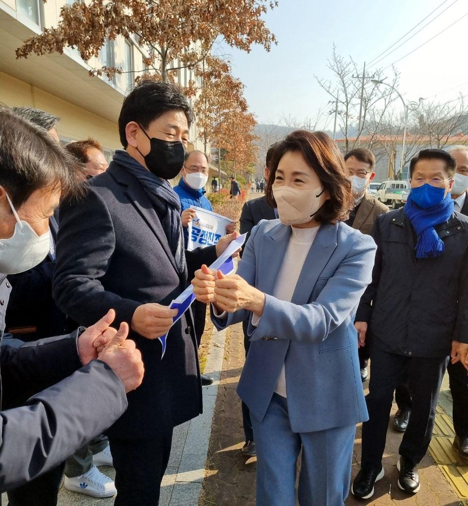 진주 찾은 김혜경…"세계적인 진주실크 부흥 방안 건의하겠다"