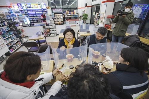 심상정, 새벽 4시부터 '밤샘 근로자' 만나 함께 컵라면(종합)