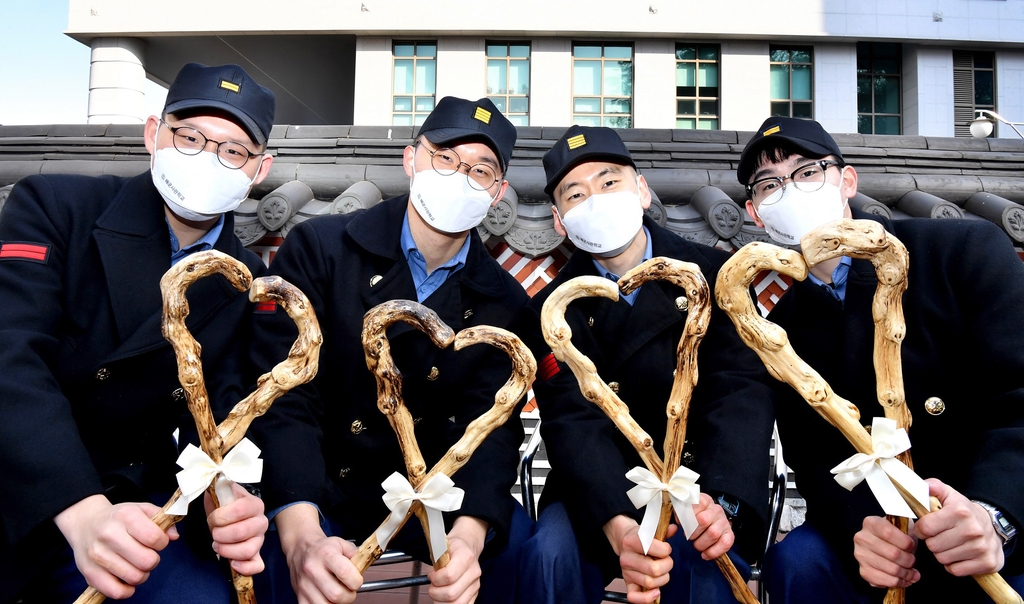 "온기를 전합니다"…해군장병들, 어르신지팡이 제작 이웃에 선물