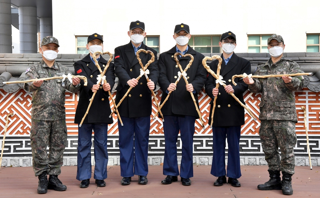 "온기를 전합니다"…해군장병들, 어르신지팡이 제작 이웃에 선물