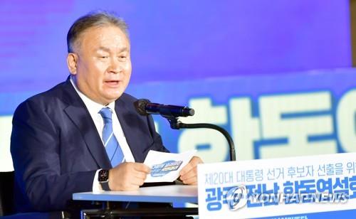 與 이상민, 송영길 쇄신론에 "배 아픈데 소독약 바르면 되겠나"