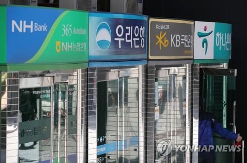 "어르신, 모르셨나요? 은행 ATM 수수료 무료입니다"