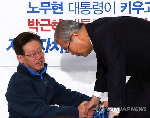 민주, 김종인에 구애…李 "존경하는 분, 기회될 때 찾아뵙겠다"