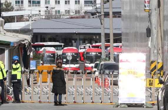 "건물에 가족이 있는데 어떻게 떡국을"…눈물 속 설맞는 가족들