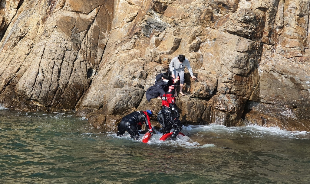 대천해수욕장 인근 갯바위에 관광객 2명 고립…해경 구조