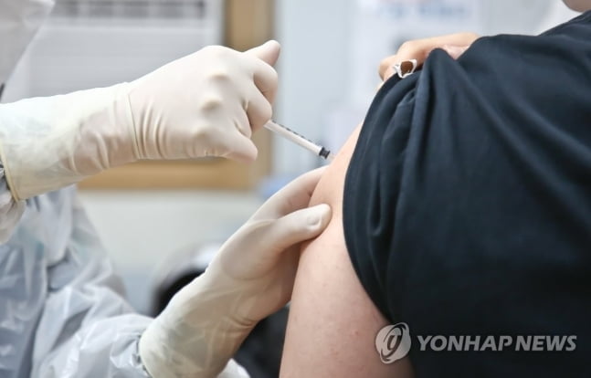 화이자 부스터샷 맞은 50대 사망…"인과성 확인 중"