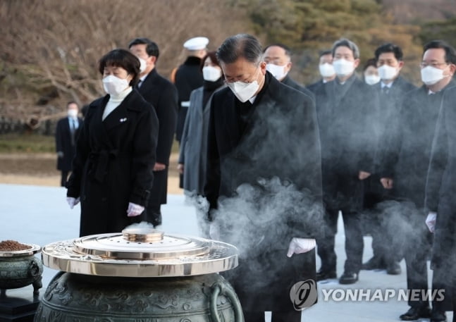 文대통령, 현충원 참배 "선도국가의 길, 멈추지 않겠다"