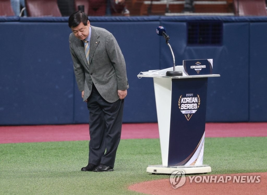 정지택 한국야구위원회(KBO) 총재가 14일 오후 서울 구로구 고척스카이돔에서 열린 2021 프로야구 포스트시즌 한국시리즈 1차전 두산 베어스와 kt wiz의 경기를 시작하며 개막 선언을 위해 그라운드에 나와 인사하고 있다.