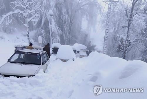 파키스탄 설경 보러 간 관광객, '눈 폭풍'에 22명 사망