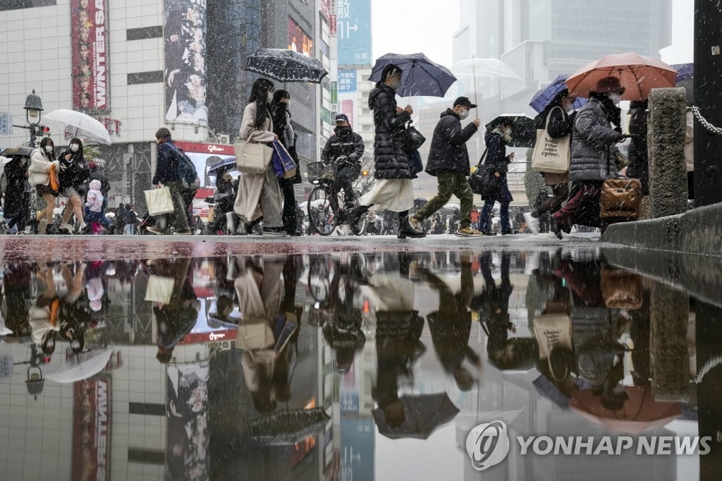 일본 코로나 신규확진 8천명 넘어…비상조치 발효