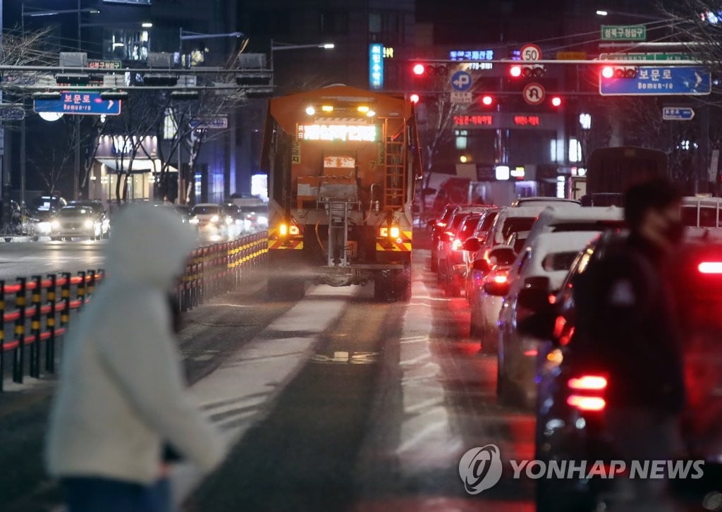 서울 퇴근길 눈 예보…제설 1단계 비상근무 돌입