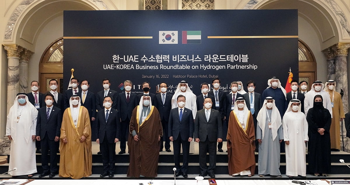 문재인 대통령이 16일(현지시간) 아랍에미리트 두바이의 한 호텔에서 열린 한-UAE 수소협력 비즈니스 라운드 테이블에 참석했다. (청와대 제공)