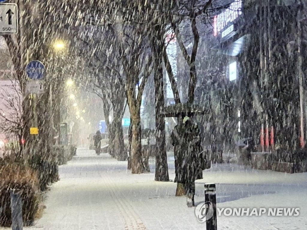 내일 수도권 최대 7㎝ 함박눈…퇴근길 눈길 '조심'