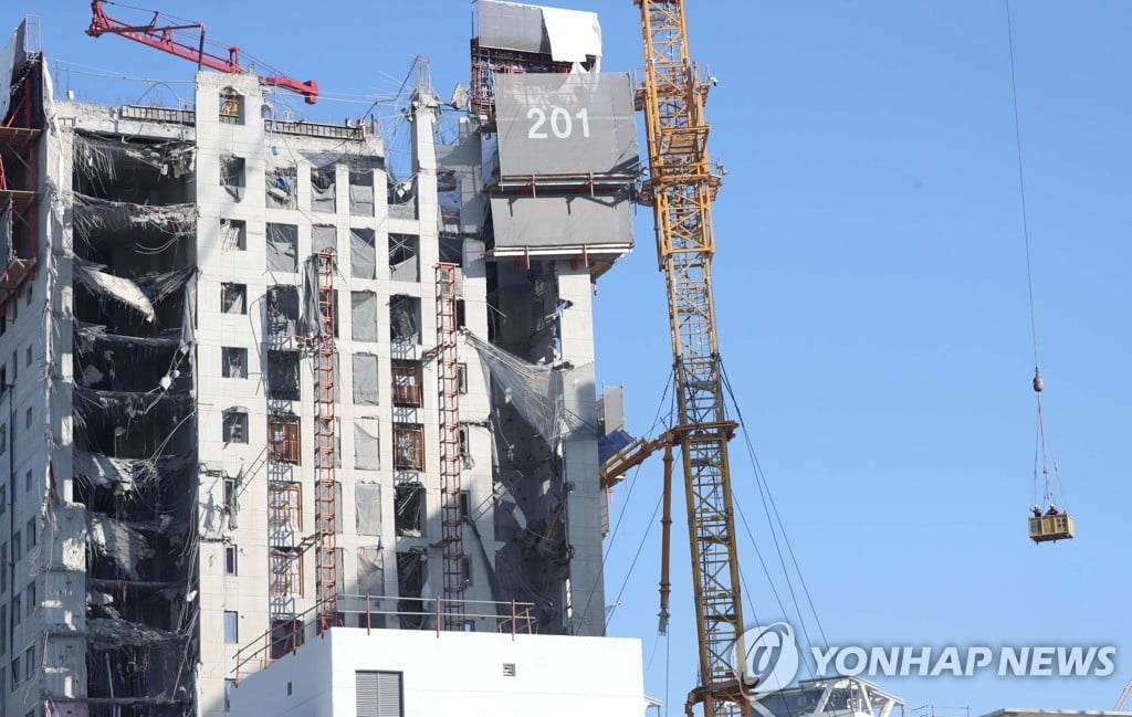 20일 광주 서구 화정아이파크 붕괴사고 현장에서 타워크레인 안정화에 투입된 작업자가 이동식 크레인 작업대를 타고 현장을 점검하고 있다. 