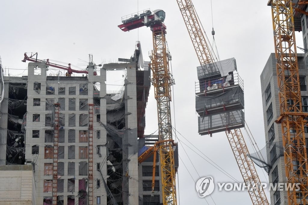 '기울어진 크레인' 추가 해체 검토…실종자 수색 재개