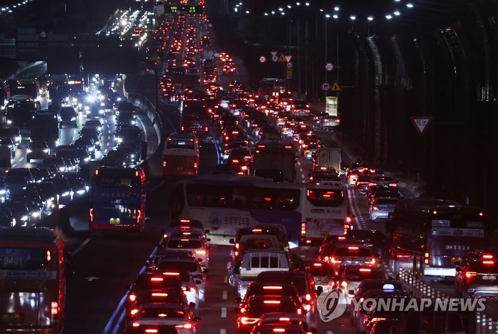 서울→부산 4시간 40분…고향 가는 길 '정체'