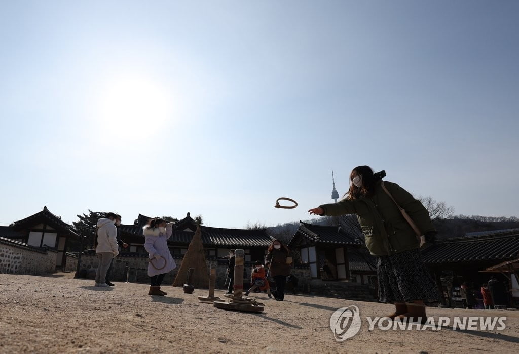 설 연휴 막바지 귀성 행렬…역·공항·터미널 '북적'