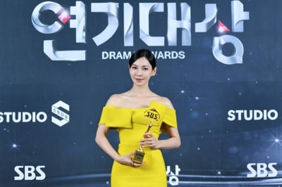 '2021 SBS 연기대상' 김소연, 눈물의 대상 수상…최고 시청률 8.3%