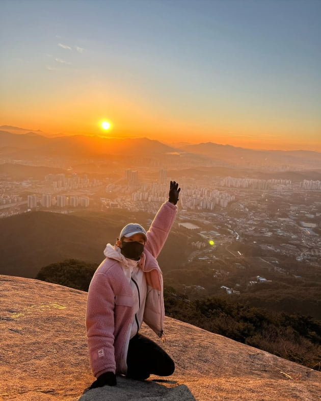 '사업가♥' 이시영, 1월 1일은 명품 대신 등산룩 입고 일출 감상 "새와 함께"[TEN★]