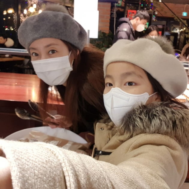 '싱글맘' 이지현, 판박이 딸과 새해 첫날 데이트 "맛있는 빵집·마트 쇼핑 행복" [TEN★]