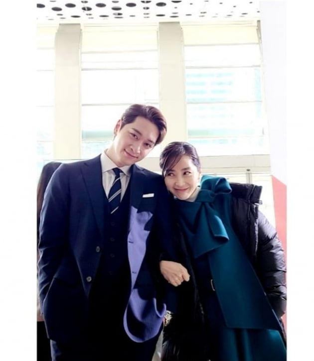 배우 황찬성(왼쪽), 송윤아/ 사진=인스타그램 캡처