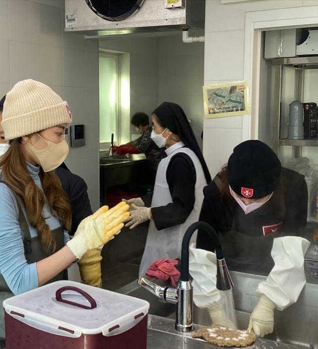 아야네, ♥이지훈과 "연탄 봉사 데이트, 오만 가지 핑계 떠오르지만"…선한 영향력 [TEN★]