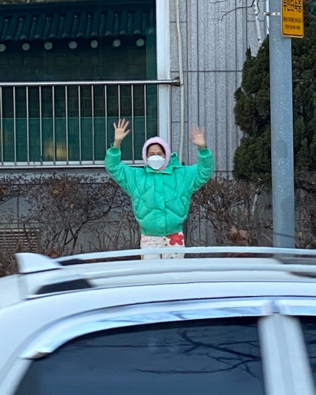 '마이큐♥' 김나영, 알록달록 흰바지에 핑크색 모자…'색감 부자' 패션 센스 [TEN★]