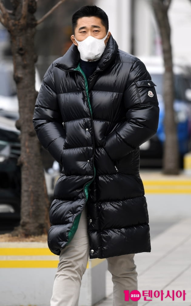 [TEN 포토] 김동현 '겨울은 롱패딩이죠~'