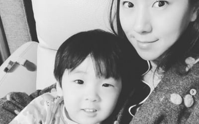 '이필모♥' 서수연, 4살 아들 담호와 달달 "장꾸랑 사진 찍기 힘들어" [TEN★]