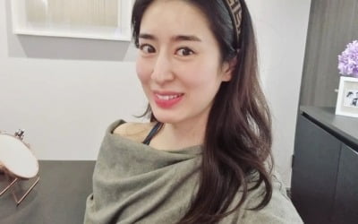 '주진모♥' 민혜연, 명품 F사 머리띠로 청초美 "원피스에 팔 안 들어가 '충격'" [TEN★]
